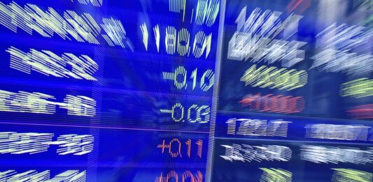 Kapitalmärkte beruhigen sich wieder – was war los? Bild: Verzerrter Screen der die Kurszahlen des japanischen Stock Exchanges zeigt
