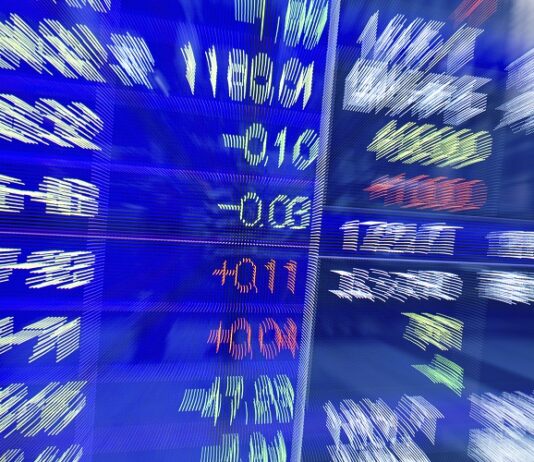 Kapitalmärkte beruhigen sich wieder – was war los? Bild: Verzerrter Screen der die Kurszahlen des japanischen Stock Exchanges zeigt