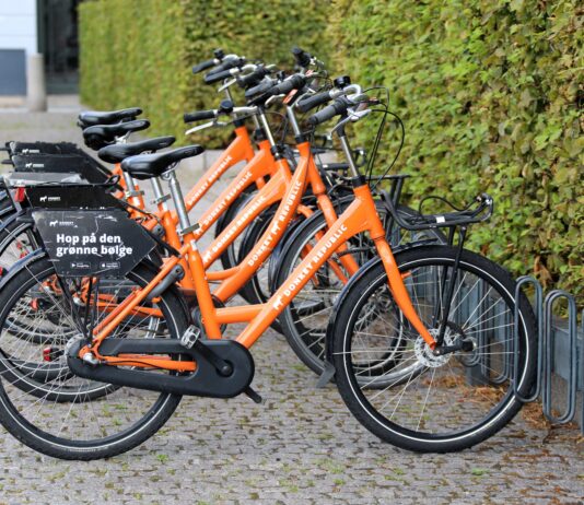 Mit Freiminuten radeln: Bikesharing auch im Ausland nutzen! Orange Fahrräder der Firma Donkey Republic.