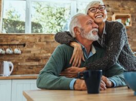 Sparen mit Plan: Die richtige Strategie für jedes Ziel Glückliches älteres Ehepaar in neuer Küche