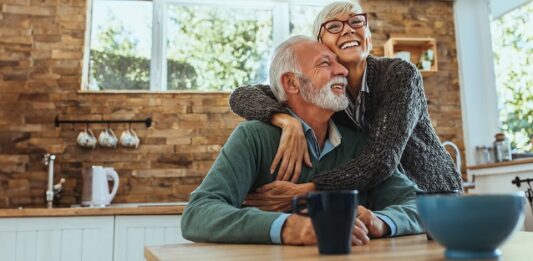 Sparen mit Plan: Die richtige Strategie für jedes Ziel Glückliches älteres Ehepaar in neuer Küche