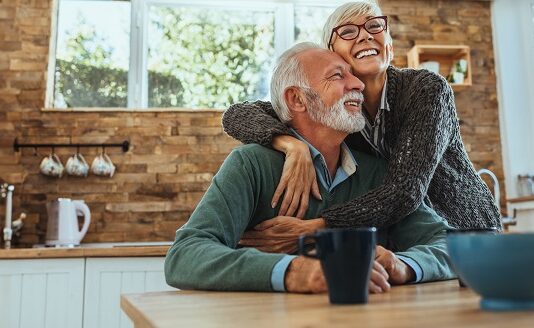 Sparen mit Plan: Die richtige Strategie für jedes Ziel Glückliches älteres Ehepaar in neuer Küche
