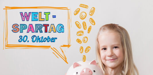 100 Jahre Weltspartag: Warum Sparen nie aus der Mode kommt Mädchen hält ein Sparschwein in den Händen