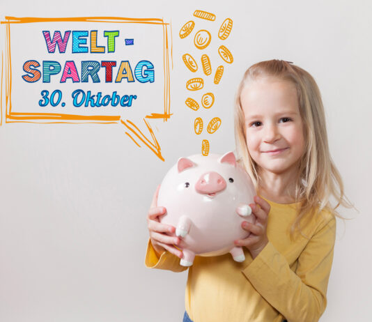 100 Jahre Weltspartag: Warum Sparen nie aus der Mode kommt Mädchen hält ein Sparschwein in den Händen