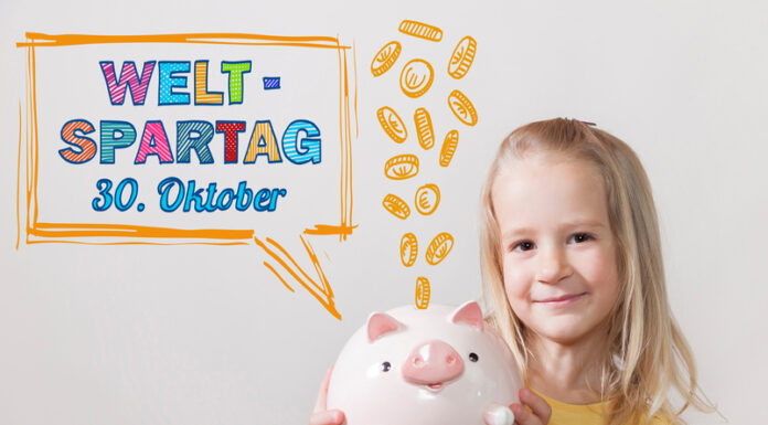 100 Jahre Weltspartag: Warum Sparen nie aus der Mode kommt Mädchen hält ein Sparschwein in den Händen