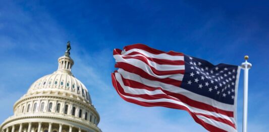 Trump oder Harris? – Die US-Wahl und ihre Folgen für die Welt US Capitol und US Nationalfahne