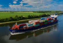 Trumps geplante Zollpolitik und die drohenden Folgen Containerschiff auf dem Eiderkanal Nähe Kiel