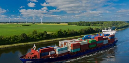 Trumps geplante Zollpolitik und die drohenden Folgen Containerschiff auf dem Eiderkanal Nähe Kiel