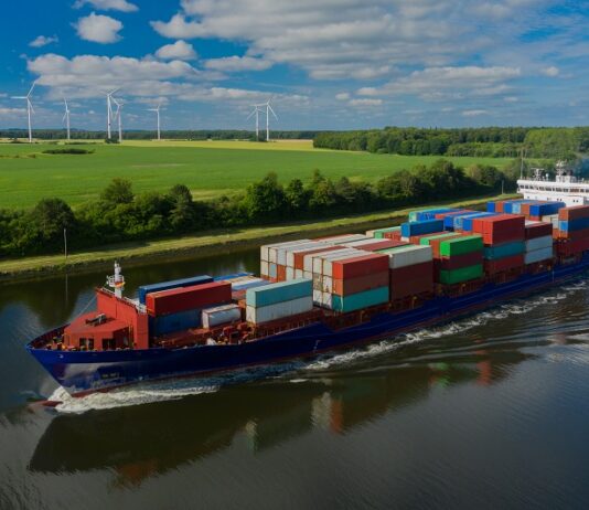 Trumps geplante Zollpolitik und die drohenden Folgen Containerschiff auf dem Eiderkanal Nähe Kiel