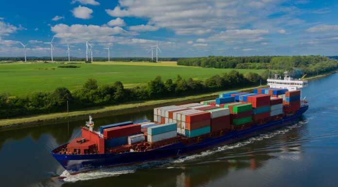Trumps geplante Zollpolitik und die drohenden Folgen Containerschiff auf dem Eiderkanal Nähe Kiel