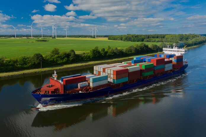 Containerschiff auf dem Eiderkanal Nähe Kiel