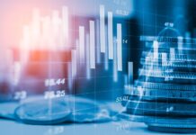 Vermögensverwaltung: Eine professionelle und zeitsparende Anlageoption Illustration mit Geldstücken und überlappenden Charts