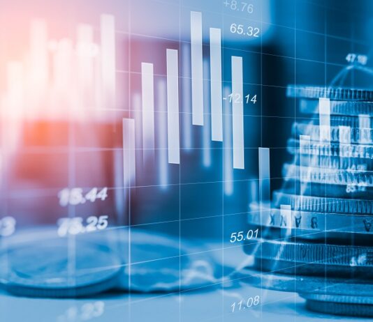 Vermögensverwaltung: Eine professionelle und zeitsparende Anlageoption Illustration mit Geldstücken und überlappenden Charts