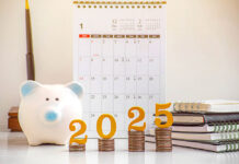 Das bringt 2025: Die wichtigsten finanziellen Änderungen im Überblick Sparschwein steht vor einem Kalender, davor steht eine 2025 auf Münzstapeln