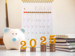 Das bringt 2025: Die wichtigsten finanziellen Änderungen im Überblick Sparschwein steht vor einem Kalender, davor steht eine 2025 auf Münzstapeln