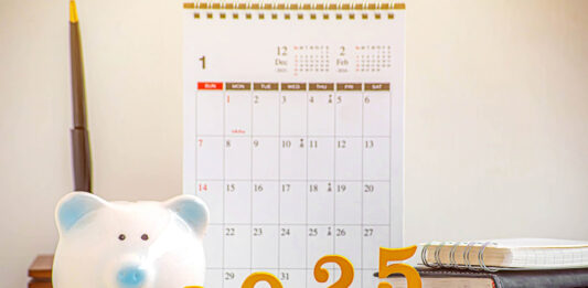 Das bringt 2025: Die wichtigsten finanziellen Änderungen im Überblick Sparschwein steht vor einem Kalender, davor steht eine 2025 auf Münzstapeln
