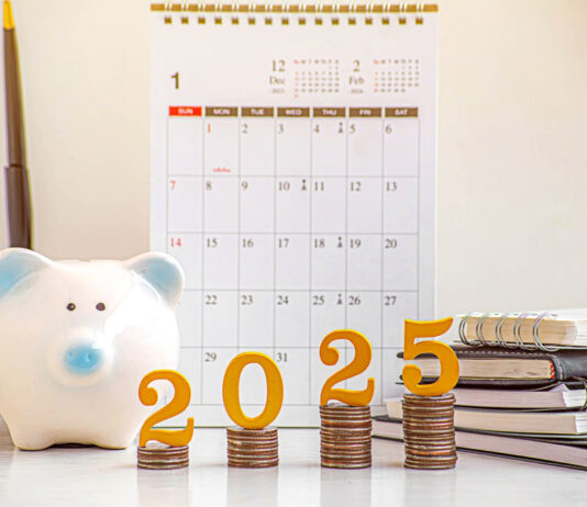 Das bringt 2025: Die wichtigsten finanziellen Änderungen im Überblick Sparschwein steht vor einem Kalender, davor steht eine 2025 auf Münzstapeln