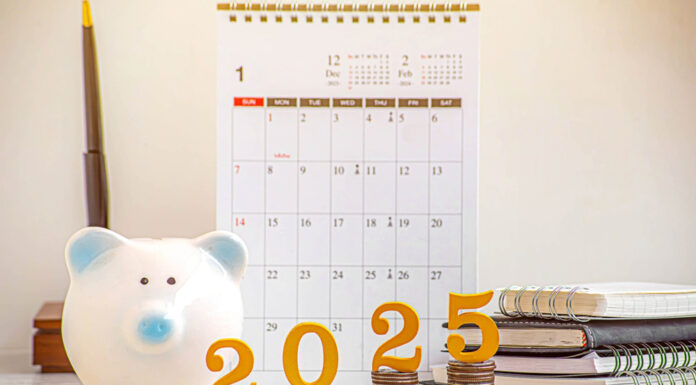 Das bringt 2025: Die wichtigsten finanziellen Änderungen im Überblick Sparschwein steht vor einem Kalender, davor steht eine 2025 auf Münzstapeln