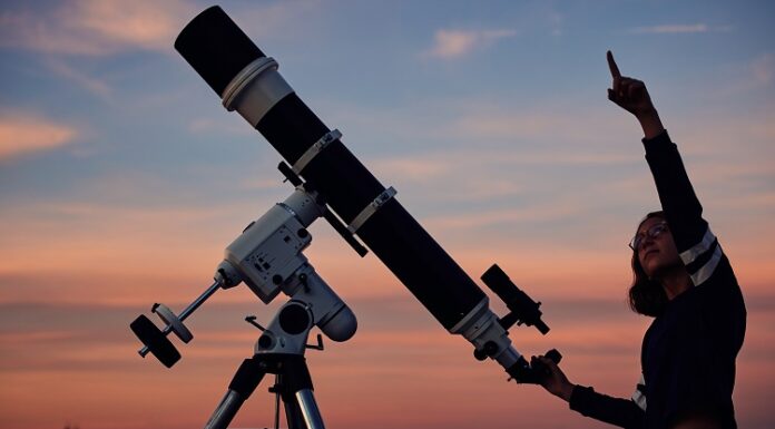 Chancen und Risiken im Börsenjahr 2025 Frau zeigt in den Himmel vor einem Teleskop