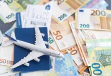 Flugpreise steigen 2025 Kleines Spielzeugflugzeuge steht auf mehreren Euro-Banknoten und einem Flugticket.
