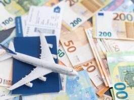 Flugpreise steigen 2025 Kleines Spielzeugflugzeuge steht auf mehreren Euro-Banknoten und einem Flugticket.
