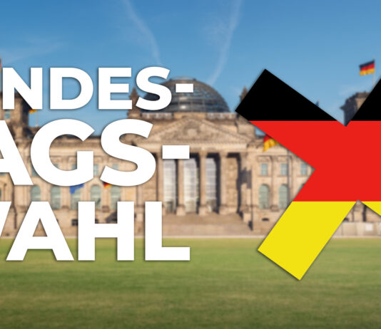 FAQ – Bundestagswahl 2025 Deutscher Bundestag Fronansicht mit blauem Himmel. Dazu der Schriftzug: Bundestagswahl mit einem Wahlkreuz in den Farben schwarz-rot-gold.