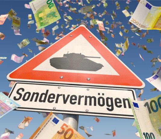Sondervermögen – Was sich dahinter verbirgt Vom blauen Himmel regnen Euroscheine herab, in der Mitte steht ein Verkehrsschild mit einer Panzer Illustration, darunter steht: Sondervermögen