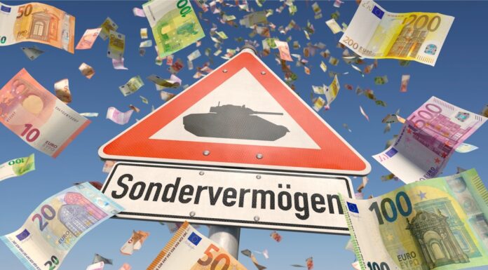 Sondervermögen – Was sich dahinter verbirgt Vom blauen Himmel regnen Euroscheine herab, in der Mitte steht ein Verkehrsschild mit einer Panzer Illustration, darunter steht: Sondervermögen