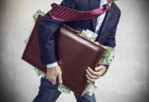 Wie groß ist 1 Million Euro? Ein Businessmann mit einem Aktenkoffer, aus dem 100-Euro-Scheine rausfallen.