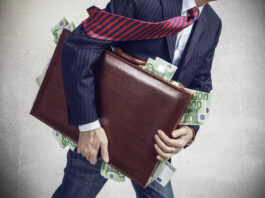 Wie groß ist 1 Million Euro? Ein Businessmann mit einem Aktenkoffer, aus dem 100-Euro-Scheine rausfallen.