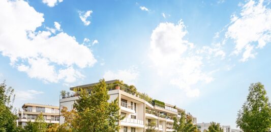 Mehr Stabilität im Depot durch Immobilienfonds? Modernes Wohnviertel