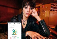 Das kann die neue S Broker App Junge Frau mit Smartphone