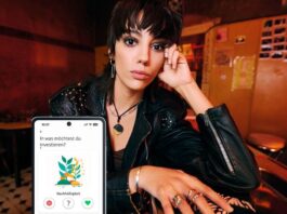 Das kann die neue S Broker App Junge Frau mit Smartphone