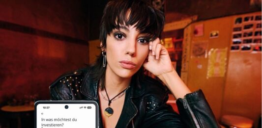 Das kann die neue S Broker App Junge Frau mit Smartphone