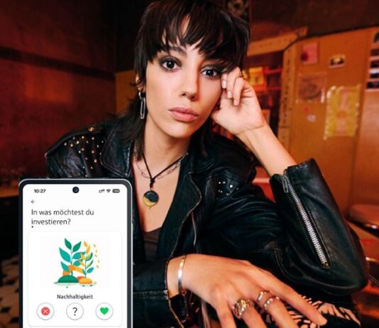 Das kann die neue S Broker App Junge Frau mit Smartphone