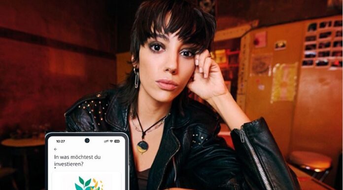 Das kann die neue S Broker App Junge Frau mit Smartphone