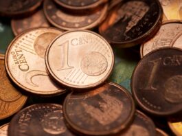 Tschüss Kupfermünzen: Warum 1- und 2-Cent-Münzen bald Geschichte sein könnten Mehrere 1- und 2-Cent-Münzen liegen übereinander.