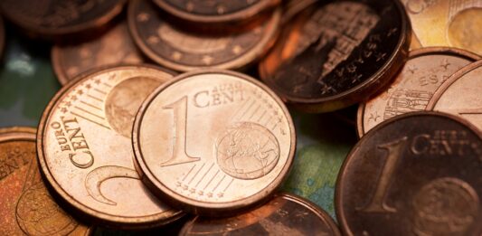 Tschüss Kupfermünzen: Warum 1- und 2-Cent-Münzen bald Geschichte sein könnten Mehrere 1- und 2-Cent-Münzen liegen übereinander.