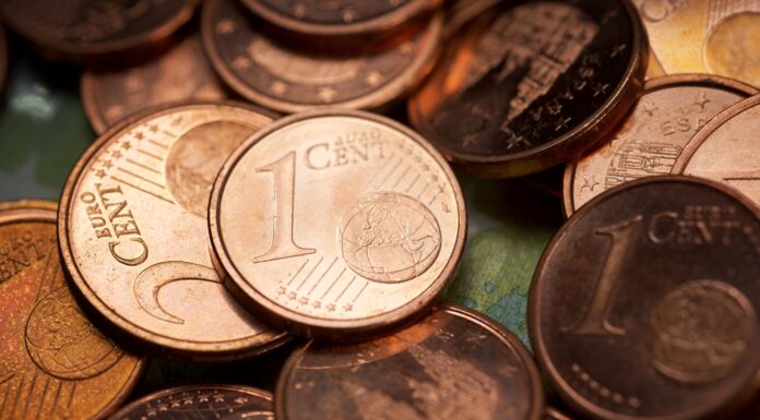 Tschüss Kupfermünzen: Warum 1- und 2-Cent-Münzen bald Geschichte sein könnten Mehrere 1- und 2-Cent-Münzen liegen übereinander.