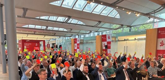 In Stress-Situationen entscheiden Publikum hebt Gelbe oder Rote Karte zur Abstimmung.