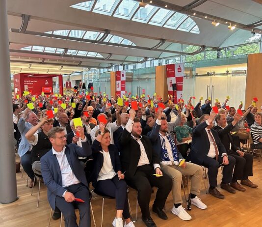 In Stress-Situationen entscheiden Publikum hebt Gelbe oder Rote Karte zur Abstimmung.