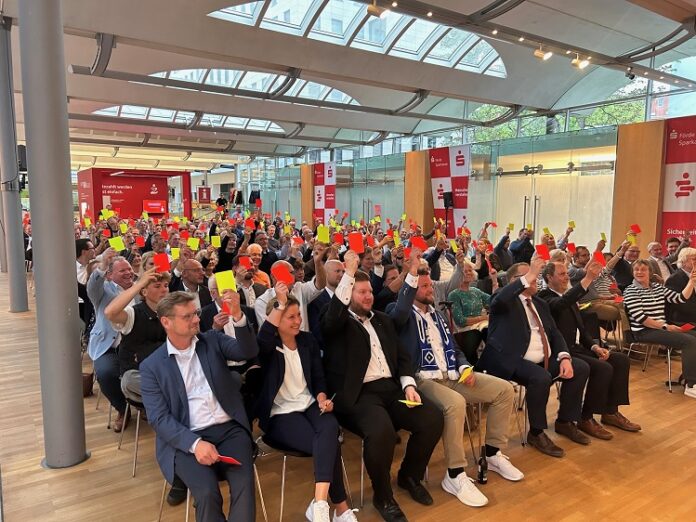 Publikum hebt Gelbe oder Rote Karte zur Abstimmung.