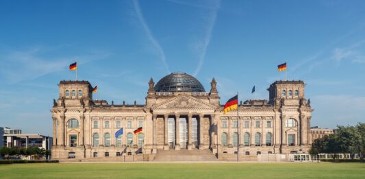 Was bringt der Koalitionsvertrag fürs Portemonnaie? Bundestag in Berlin