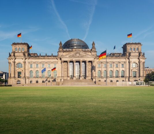 Was bringt der Koalitionsvertrag fürs Portemonnaie? Bundestag in Berlin