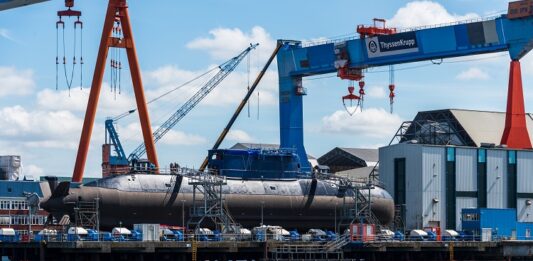ThyssenKrupp: Welche Folgen hat der geplante Spin-off von TKMS Uboot im Trockendock an der Kieler Förde
