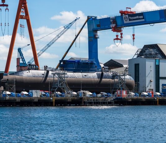 ThyssenKrupp: Welche Folgen hat der geplante Spin-off von TKMS Uboot im Trockendock an der Kieler Förde