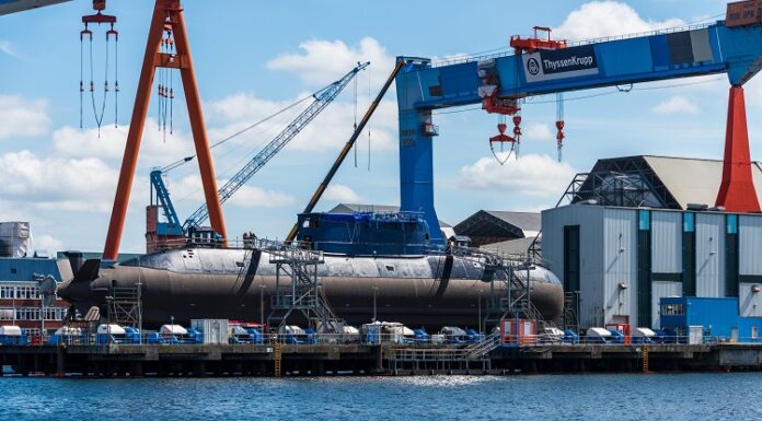 ThyssenKrupp: Welche Folgen hat der geplante Spin-off von TKMS Uboot im Trockendock an der Kieler Förde
