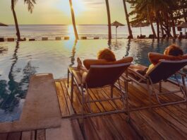 Altersvorsorge 2025: So sichern Sie sich finanziell ab Paar entspannt sich am Strand unter Palmen