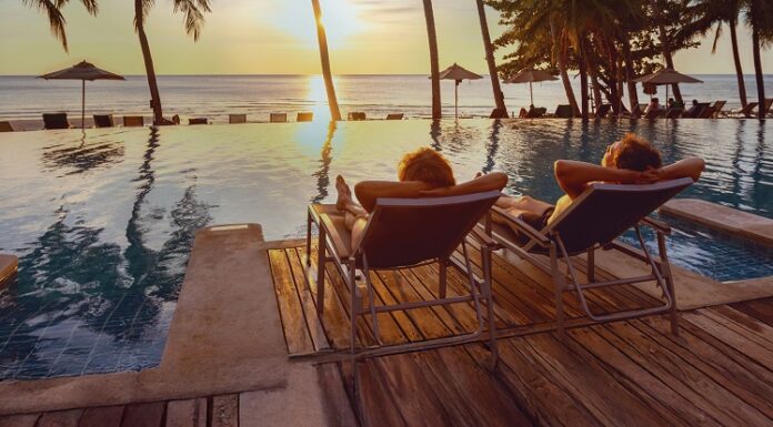 Altersvorsorge 2025: So sichern Sie sich finanziell ab Paar entspannt sich am Strand unter Palmen