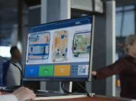 Zollbestimmungen – Was darf ich aus dem Urlaub mitbringen? Anonymer Mann am Checkpoint am Flughafen, der Gepäck auf dem Bildschirm mit Röntgenaufnahme erkundet.